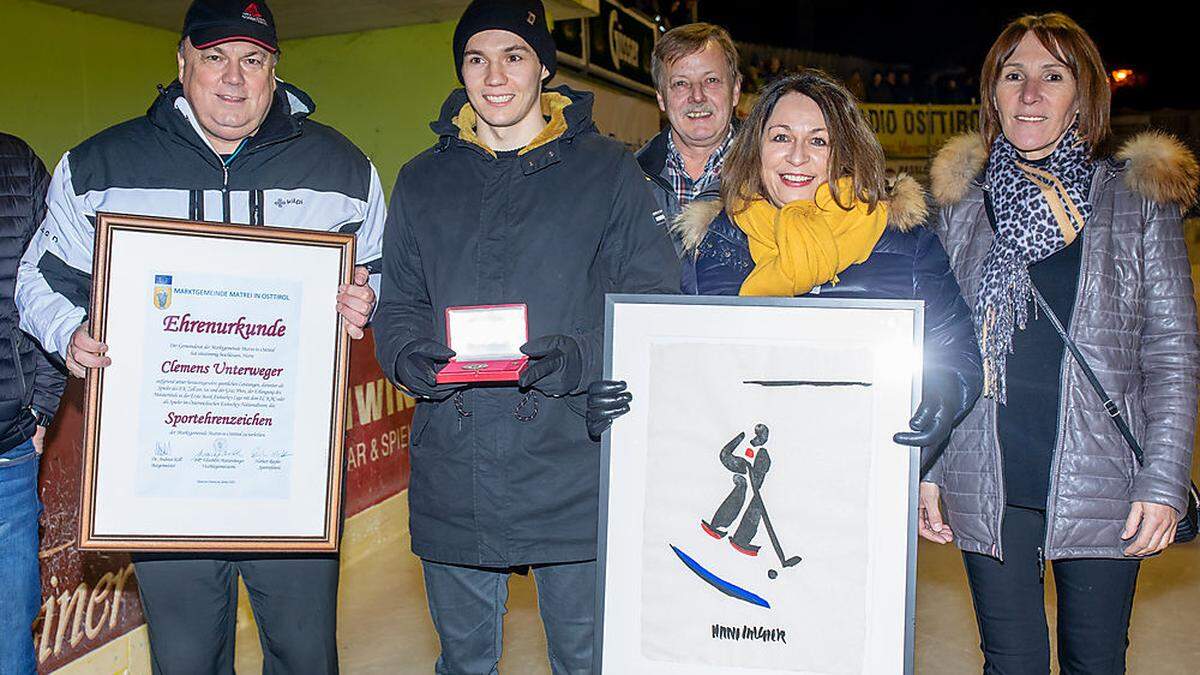 Der Eishockeycrack Clemens Unterweger wurde von Andreas Köll und Elisabeth Mattersberger geehrt 