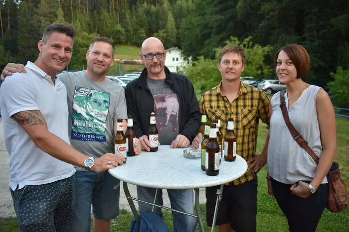 Auch Ex-VSV-Crack Daniel Nageler (links) feierte mit den Kräuters Jubiläum.