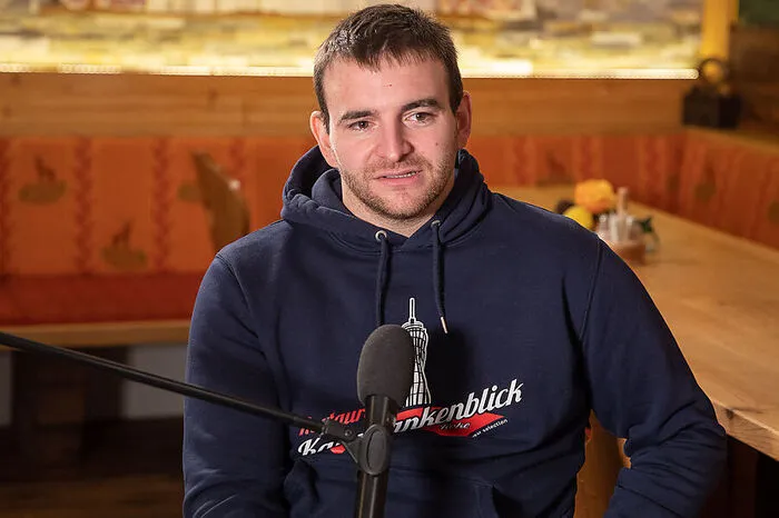 Der Keutschacher Christoph Schaschl (30) stellte Ende 2020 als erster Mensch mit einem Rollstuhl und Tauchausrüstung einen Weltrekord auf. Mehr als 1000 Meter fuhr er binnen 60 Minuten unter Wasser. Davon hat Schaschl, der das „Restaurant Karawankenblick“ führt, aber nicht genug, er bastelt bereits an weiteren Ideen für rekordverdächtige Aktionen.