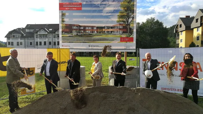 Am 17. Juni wurde zum Spatenstich für das neue Pflegewohnhaus geladen.