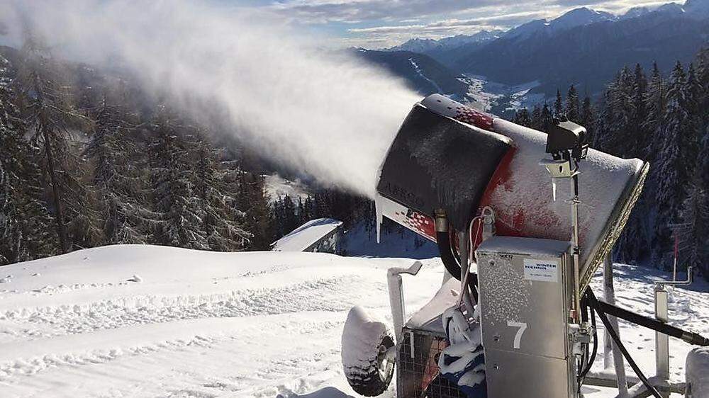 Ein seltenes Bild: Diesen Winter konnten Schneekanonen durch die warmen Temperaturen nur selten eingesetzt werden