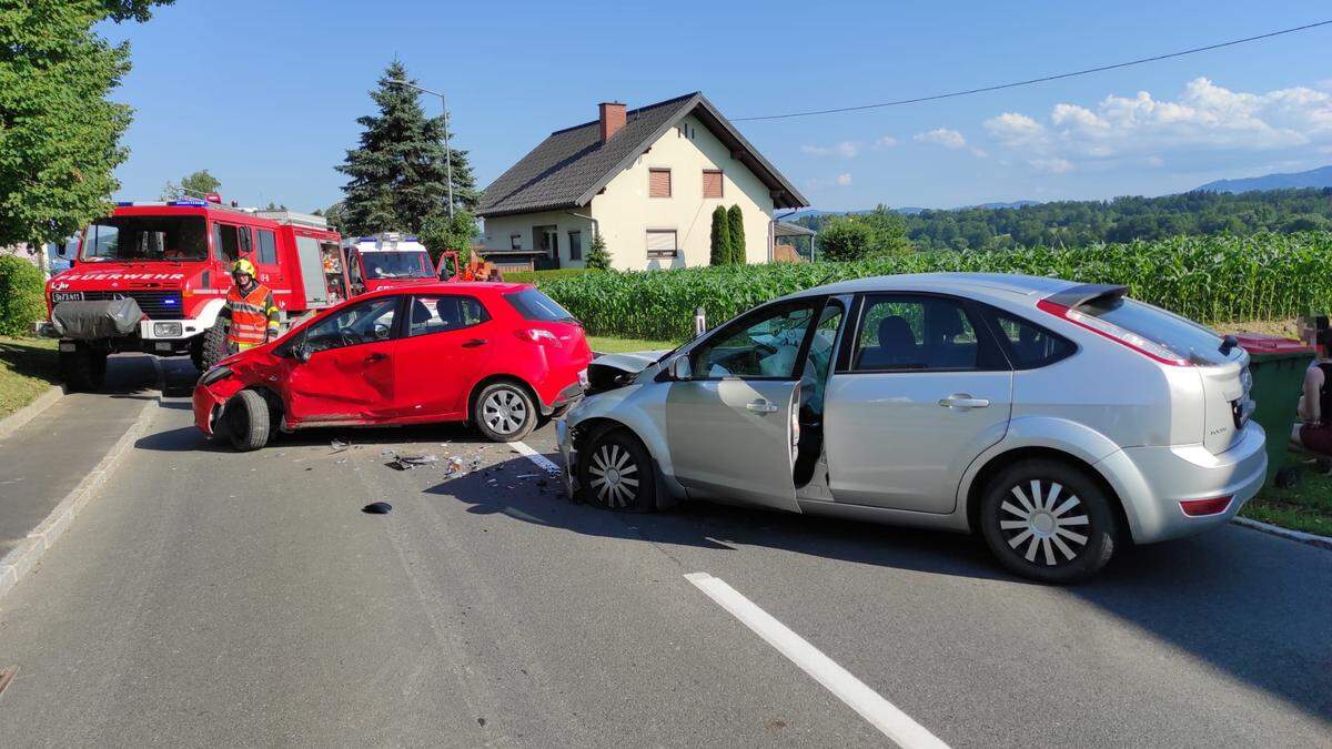 Aus noch unbekannten Gründen kollidierten die beiden Fahrzeuge auf der B74 im Ortsteil Dörfla, St. Martin im Sulmtal