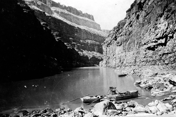 Die Spanier stießen 1540 auf den Grand Canyon - sie waren auf der Suche nach den sagenumwobenen sieben Städten von Cibola. Bis zum Fluss kamen sie nicht, sie mussten aus Wassermangel umkehren - danach interessierte sich 200 Jahre lang niemand für den Canyon.