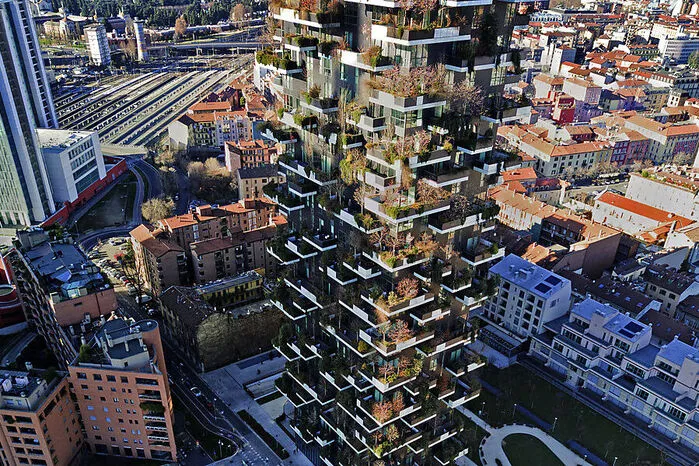 Der vertikale Wald („bosco verticale“) wurde in Mailand verwirklicht: An zwei Hochhäusern wurden in jedem Stockwerk Terrassen angelegt und bepflanzt.