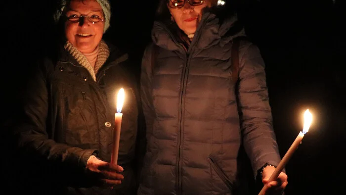 Der gesamte Pfad war romantisch beleuchtet und gut gekennzeichnet. Es lagen überall Wegbeschreibung und Fackeln bereit um die Tausenden Besucher gut um den See zu begleiten.