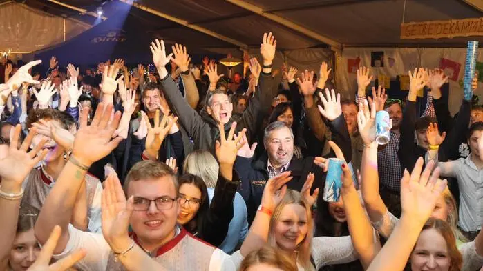 Wenn die Nacht am Krappfeld zum Beben gebracht wird, dann kann das nur eines bedeuten: Die Landjugend (LJ) Krappfeld lädt zur legendären Partynacht. Diesmal zur „Mairausch“-Party mit den „Lausern“. 