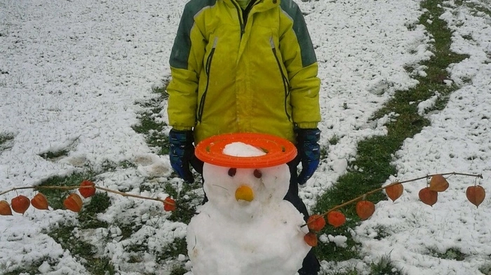 Andre hat in Paldau seinen ersten Schneemann der Saison gebaut