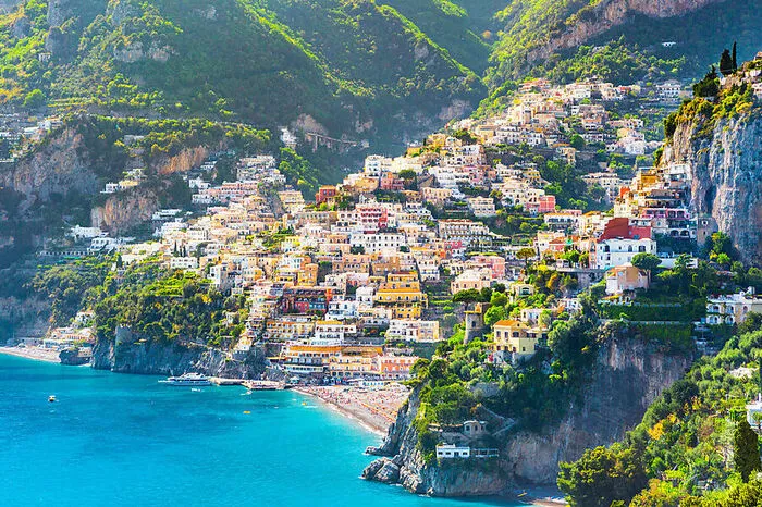 Die idyllischen Dörfer an der steilen Amalfiküste werden von Touristen bestürmt. Um der Lage Herr zu werden, haben einige Ortschaften wie Amalfi und Positano den Autoverkehr an Wochenenden gedrosselt: An einem Wochenende lediglich Fahrzeuge mit geraden Kennzeichen, am darauffolgenden nur Fahrzeuge mit ungeraden Kennzeichen fahren. 