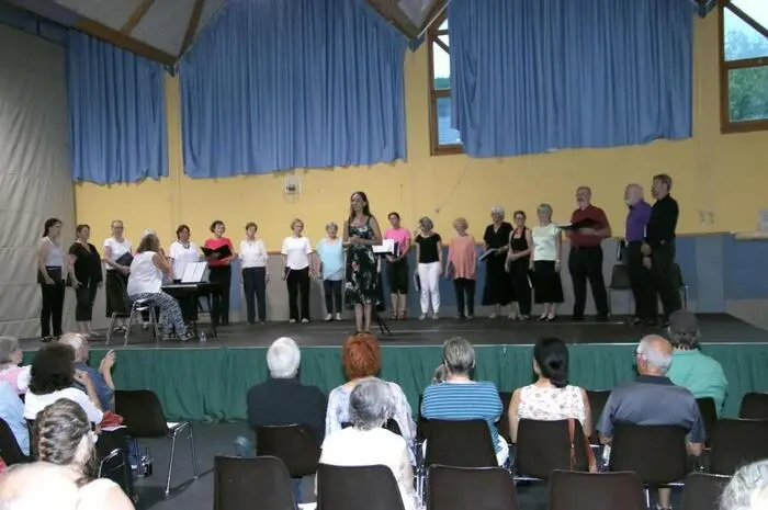 Ein buntes Programm mit Chormusik, das auch zum Mitsingen einlud, gestalteten die Teilnehmerinnen und Teilnehmer der Singwoche zusammen mit dem Singkreis Ligist unter Christine Jeszenszky und dem Ensemble KLANGsPUR unter der Leitung von Kerstin Gennet.