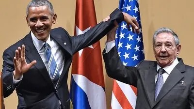 Barack Obama und Raul Castro beim Handschlag