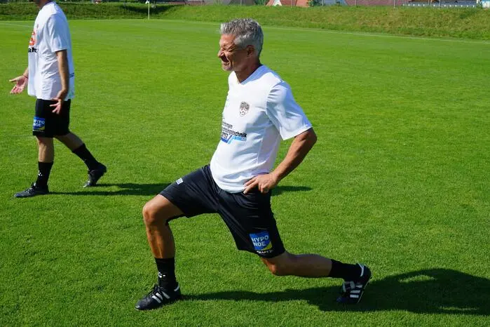 Prominente Ex-Fußballer wie Mario Haas, Toni Pfeffer und Joachim Standfest kickten zweimal 35 Minuten lang gegen die Legenden aus den Reihen des SV Stallhofen.