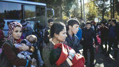 Flüchtlinge, darunter viele Kinder, steigen aus einem Bus aus | Wer in Österreich einen Schutzstatus hat, darf Ehepartner und Kinder nachholen.