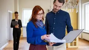 In der Regel bekommt man vom Makler ein Expose überreicht