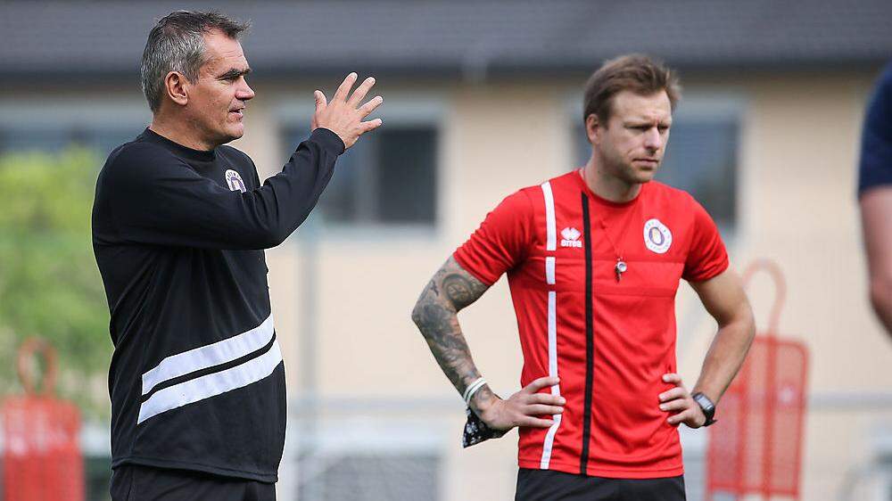 Austria-Klagenfurt-Trainer Robert Micheu (links) wird auch gegen Lafnitz wieder gestenreich coachen.