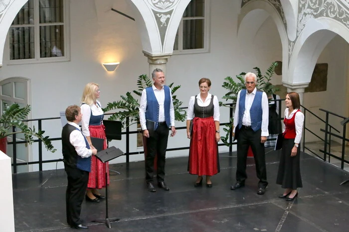 Als Chöre brillierten das „Vokalensemble Kärnten“ (Leitung Franz Josef Isak, links) ... 