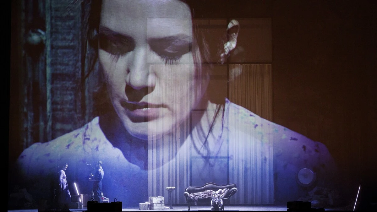 Arbeitet auch mit Videos: „Norma“ in der Staatsoper mit Federica Lombardi