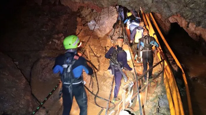 Seit über zwei Wochen war eine Jugendfußballmannschaft mitsamt Trainer in einer überfluteten Höhle im Norden Thailands eingesperrt.