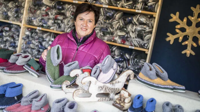 Anna Schmid verkauft Hüttenschuhe aus Schurwolle, die in Keutschach hergestellt werden.