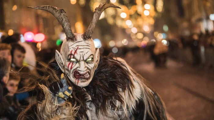 500 Kramperl und Perchten und höllische Fantasiefiguren marschierten Sonntagnachmittag...