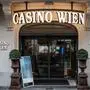 ABD0122_20250415 - WIEN - ÖSTERREICH: ++ THEMENBILD ++ Illustration zu den Themen Casino / Casino Austria / Casino Wien / Glücksspiel. Im Bild: Außenansicht vom Casino Wien in der Kärntner Straße; aufgenommen am Dienstag, 15. April 2025. - FOTO: APA/GEORG HOCHMUTH