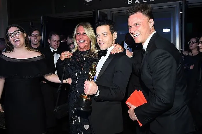 Bester Schauspieler Rami Malek mit seinem Oscar vor der großen Gala