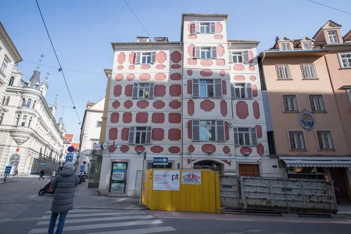 Raubergasse Nummer 3: Das aus dem 16. Jahrhundert stammende Haus wurde 1974/75 aufgestockt. Die geometrische Putzfelderzier der Fassade wurde um 1674 geschaffen. Das Haus wird momentan innen zu einem Hotel umgebaut