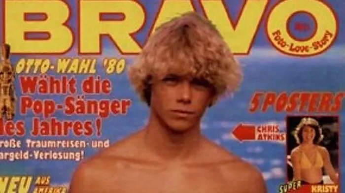Ein klassisches Cover: Poster, Pop und ein bisschen nackte Haut