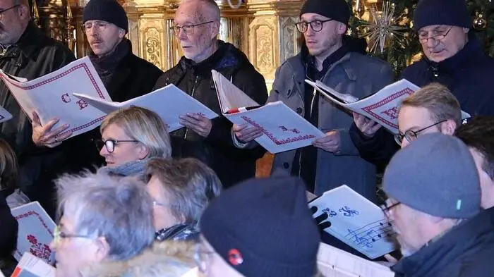 Bereits zum 75. Mal lud der offizielle Chor der Lipizzanerheimat, die Sing- und Spielgruppe Köflach, gemeinsam mit dem Kulturreferat der Stadtgemeinde Köflach zum Weihnachtssingen in die voll besetzte Stadtpfarrkirche. 