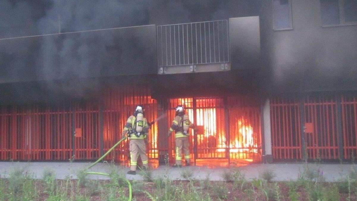 Am Grillweg standen mehrere Lagerabteile im Vollbrand