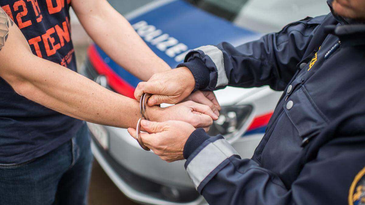 Für zwei der sieben Tatverdächtigen klickten die Handschellen