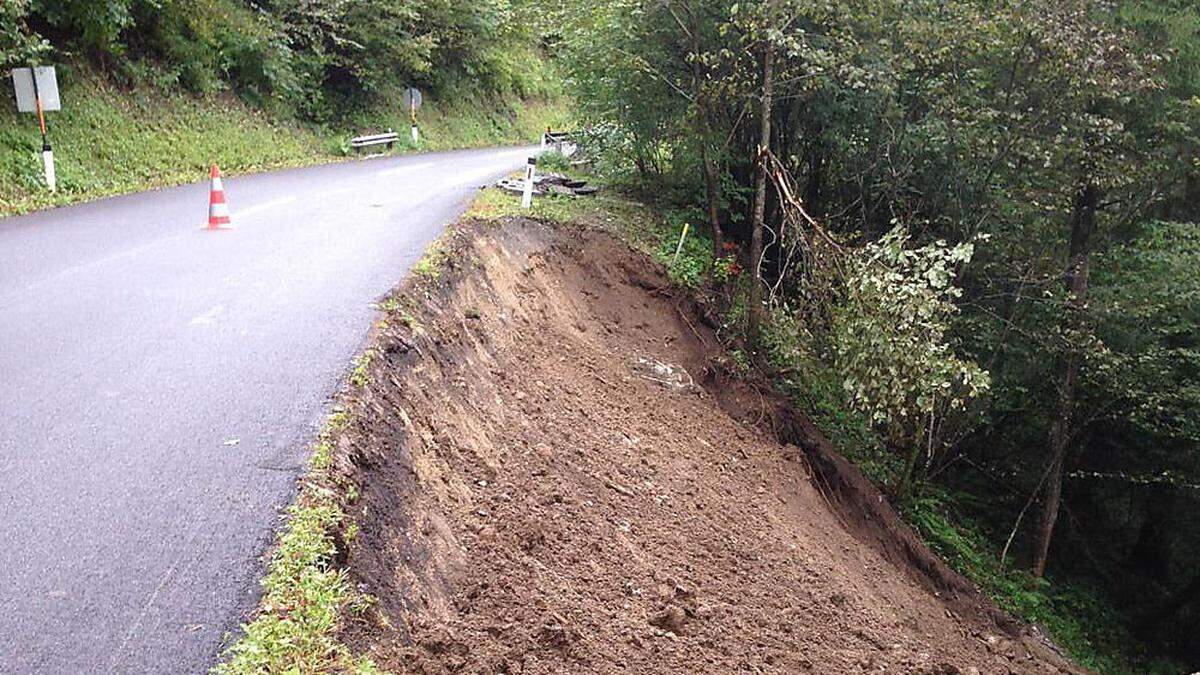 Auf der L 113 Diexer Straße, zwei Kilometer nach Haimburg, ist das Bankett abgerutscht 