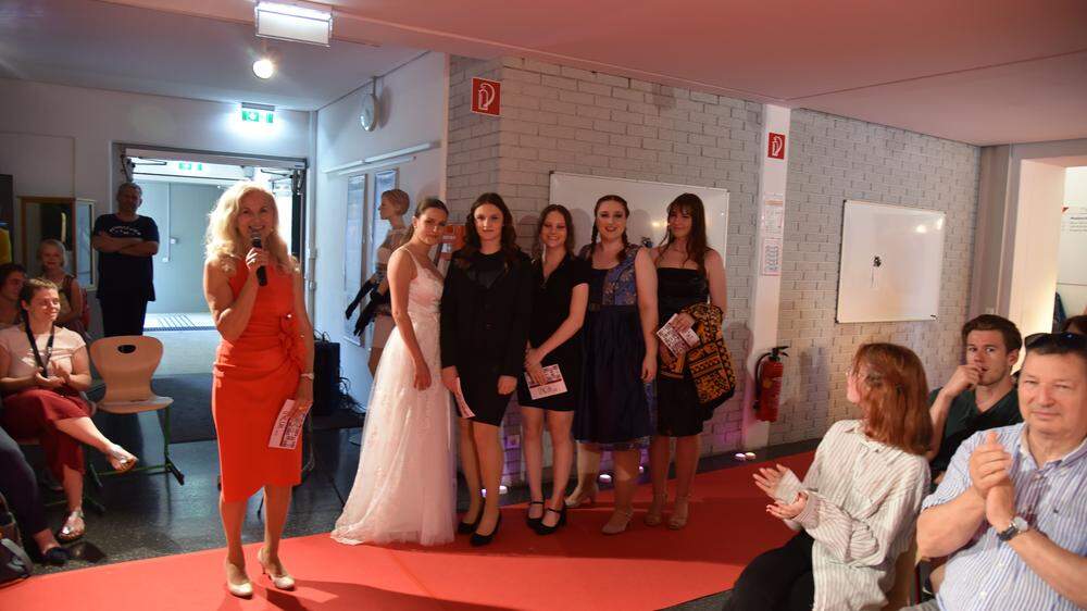Wi‘Mo Mode-Fachvorständin Maria Unterkofler (links) mit Schülerinnen bei der Modeschau am Freitag an der erstmals Kinder der Renner Volksschule 24 teilnahmen 