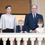 Charlène, Albert und die Kinder Jacques und Gabriella auf dem Balkon des Palasts in Monaco