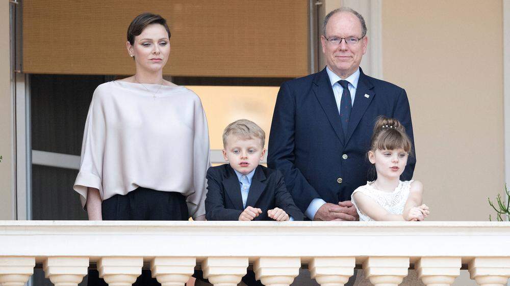 Charlène, Albert und die Kinder Jacques und Gabriella auf dem Balkon des Palasts in Monaco