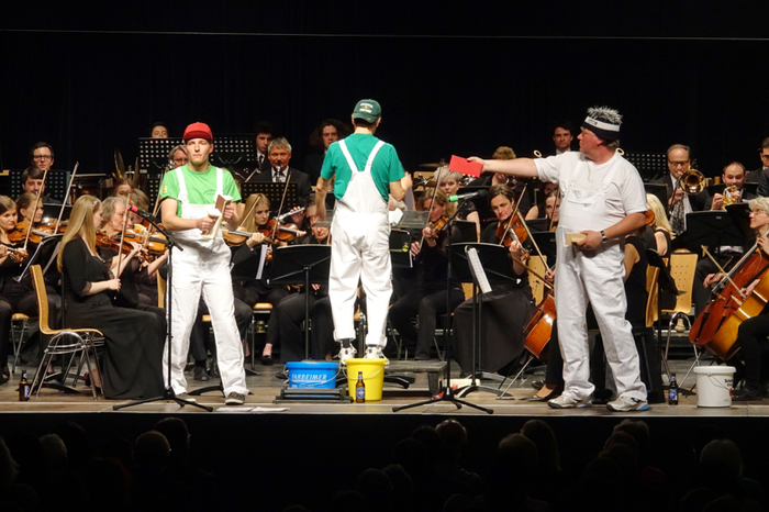 Das weiße "Sandpaper Ballett" mit den beiden Solisten Michael Fuchs und Martin Nestl und dem Dirigenten Gunter Schabl in Handwerkmontur sorgte für viel Heiterkeit.