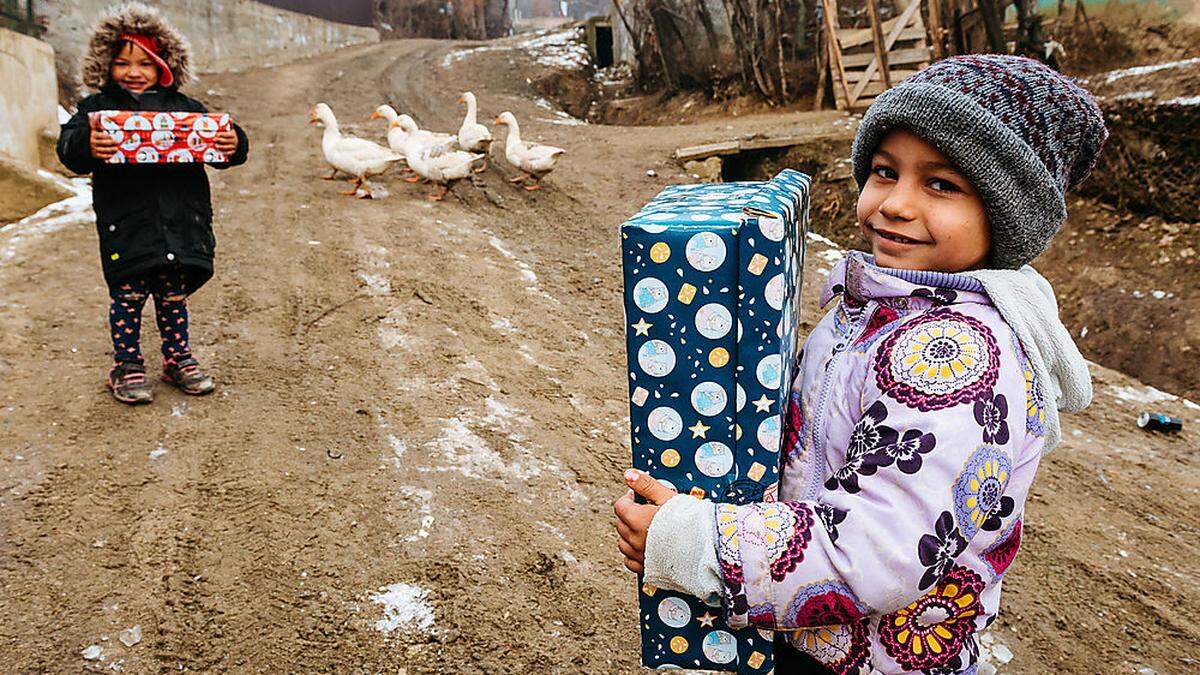 Rumänische Kinder bei der Geschenkeübernahme im Rahmen der Geschenkaktion