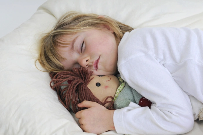 1930. Schon im vorherigen Jahrhundert spielten Kinder mit Puppen. Zum Verkaufsschlager wurde dieses Spielzeug aber erst mit der Erfindung der sogenannten Shirley Temple Doll. Eine Puppe, die der Kinderschauspielerin Shirley Temple nachempfunden war. In den folgenden Jahren hagelte es oft Kritik für die Branche der Spielzeugpuppen. Die gesellschaftliche Vielfalt würde sich in den Puppen nicht widerspiegeln. Dem wird mittlerweile entgegengewirkt.