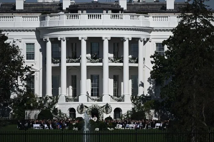 Denn während laut Geschichtsverein des Weißen Hauses bereits 18 Hochzeiten dort stattfanden, etwa die der Tochter von US-Präsident Richard Nixon und die von Obama-Fotograf Pete Souza, ...