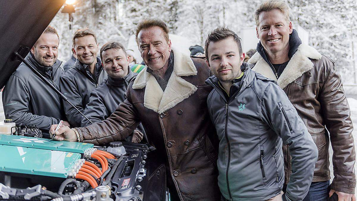 Arnold Schwarzenegger mit dem Kreisel-Team