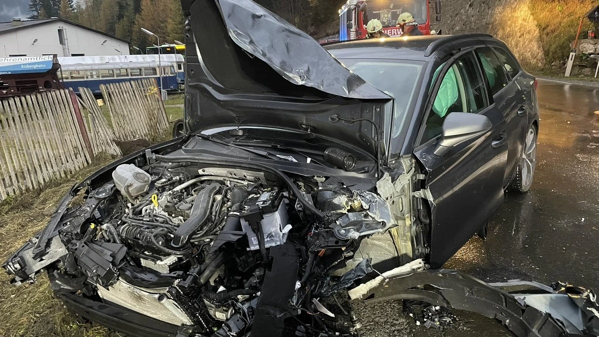 Aus noch ungeklärter Ursache kollidierten ein Pkw und ein Lkw in Vordernberg