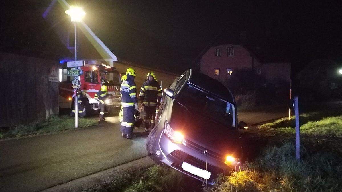 Die Einsatzkräfte der Feuerwehr zogen den Pkw aus dem Graben