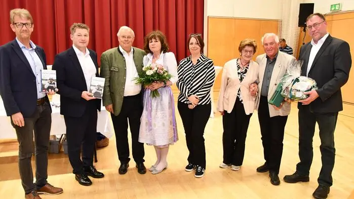 Buchvorstellung „Frontlinien“ in Neumarkt: v.l. Vizebgm. Gerhard Hörmann, Bgm. Josef Maier, Christian und Elisabeth Wehrschütz, GR Isabella Krainer, Sieglinde und Gabriel Zechner sowie Vizebgm. Kurt Kreinbucher.