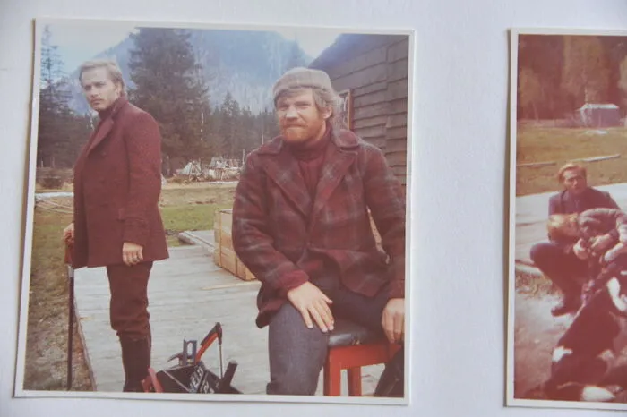 Schnappschüsse von den Stars bei den Dreharbeiten, dokumentiert in einem privaten Fotoalbum