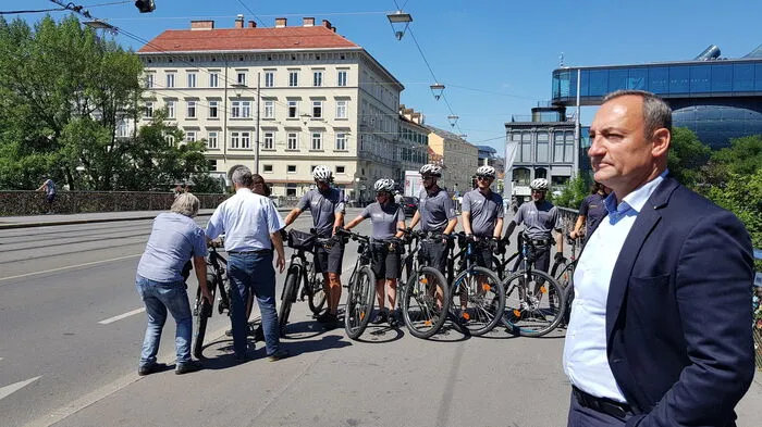 Vizebürgermeister Mario Eustacchio und die Ordnungswache-Biker von Graz.