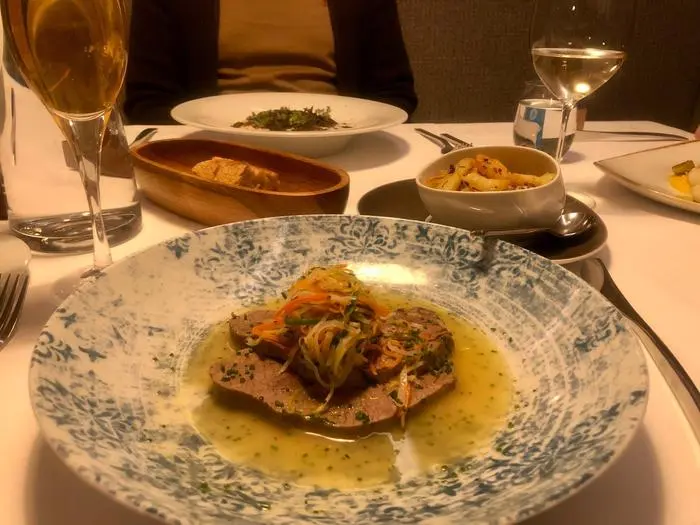 Zart gekochter Kavalierspitz mit feinblättrigen Rösterdäpfeln und Apfelkren