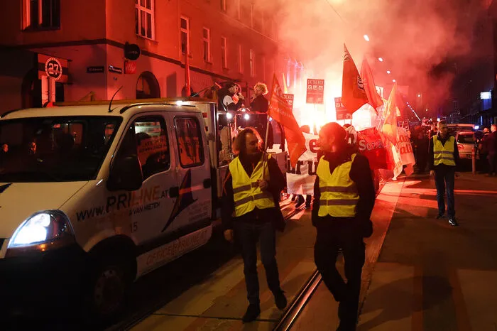 Es ist das erste Mal seit Jahren, dass der Opernball wieder von einer Gegendemo begleitet wird. Der Protest fand unter dem Motto "Eat the rich! Kaviar für euch, Krise für uns" statt.  