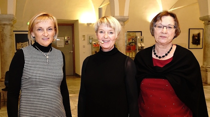 Vorstandsmitglieder Brigitte Poppernitsch mit Bettina Assam und Moderatorin Ulrike Heller-Kotric