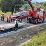 Das beschädigte Auto wurde mit dem Schweren Rüstfahrzeug geborgen