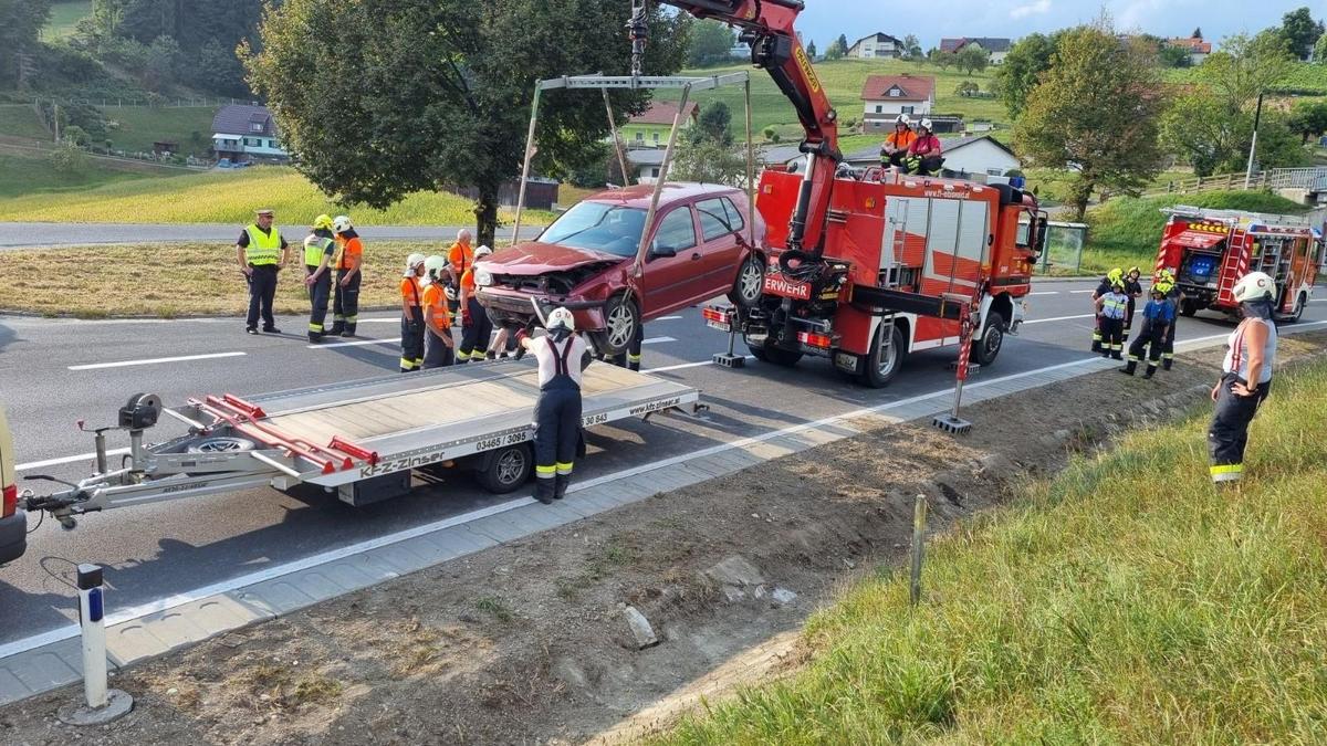 Das beschädigte Auto wurde mit dem Schweren Rüstfahrzeug geborgen