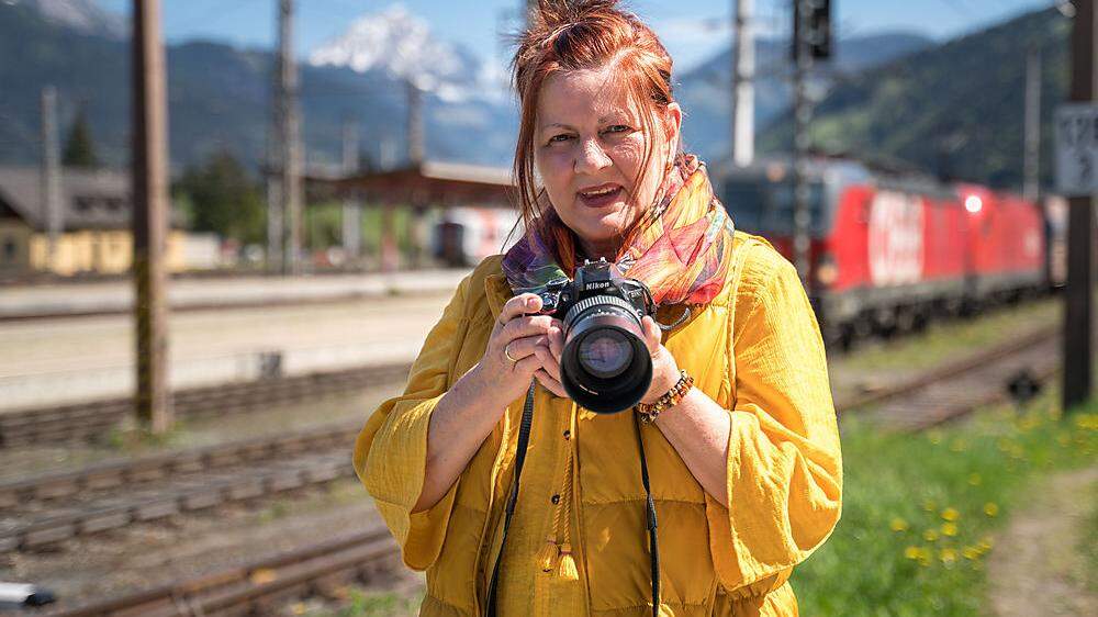 Ingrid Grossauer bezeichnet sich selbst als Jägerin und Sammlerin der Bahnfotografie